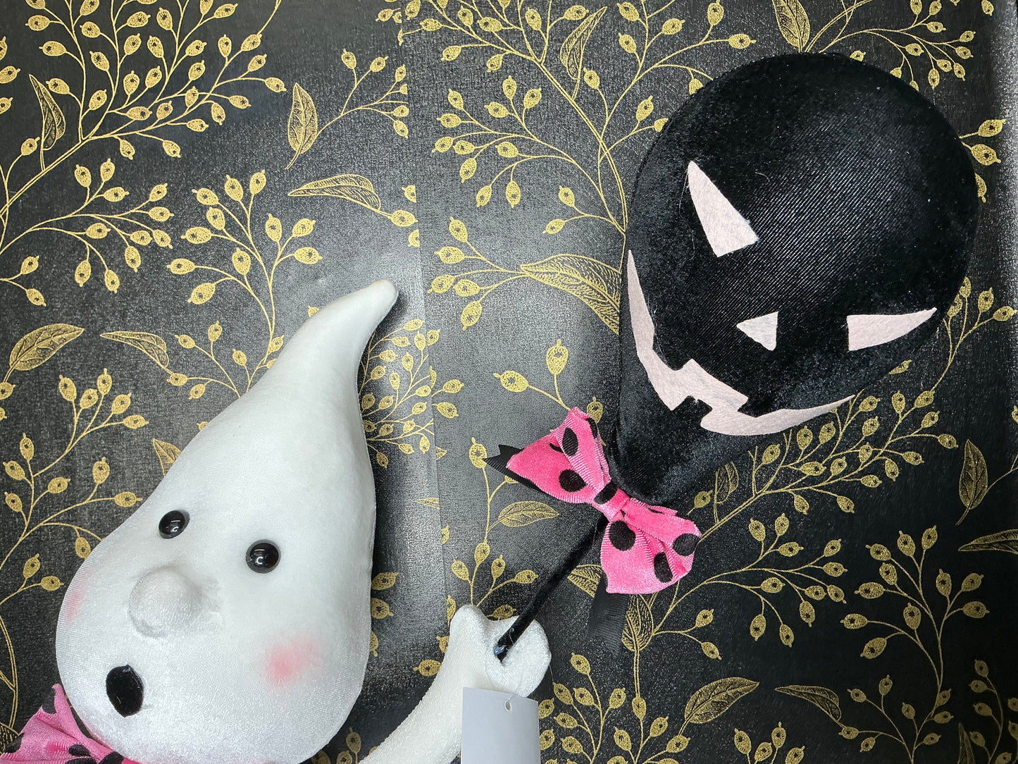 Ghost with balloon, December diamonds, 08-00144