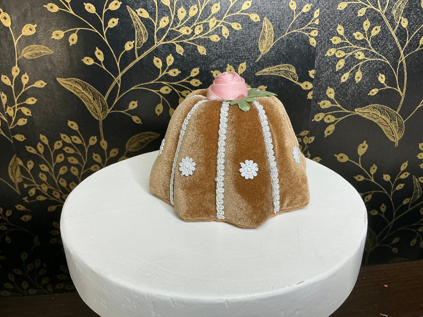Bundt cake ornament, December diamonds, 08-00215