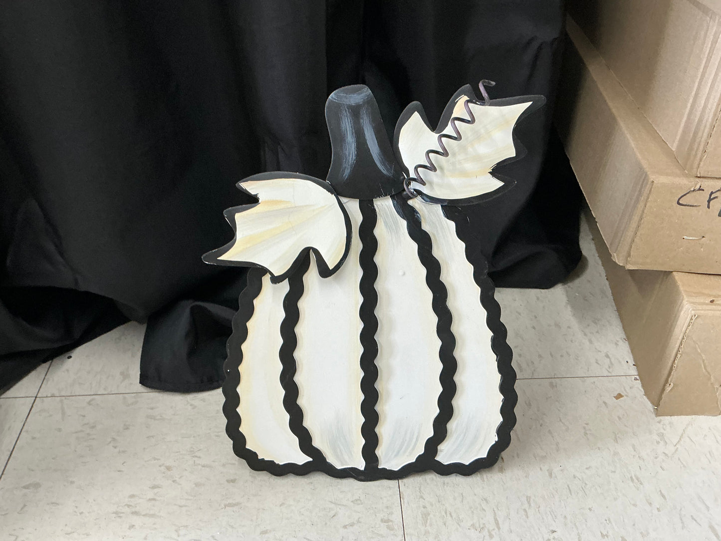 White w/black pumpkins, Round Top Collection