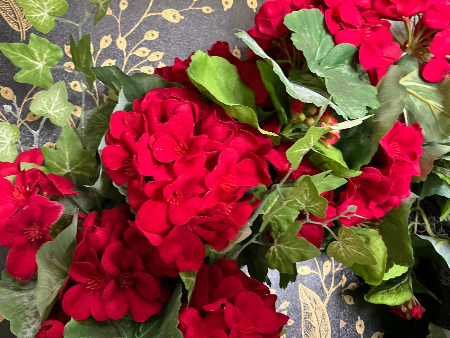 Red Geranium and Kalanchoe Wreath - W4402057