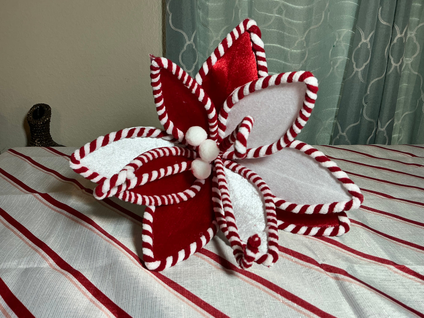 Red/White Poinsettia, XS4026