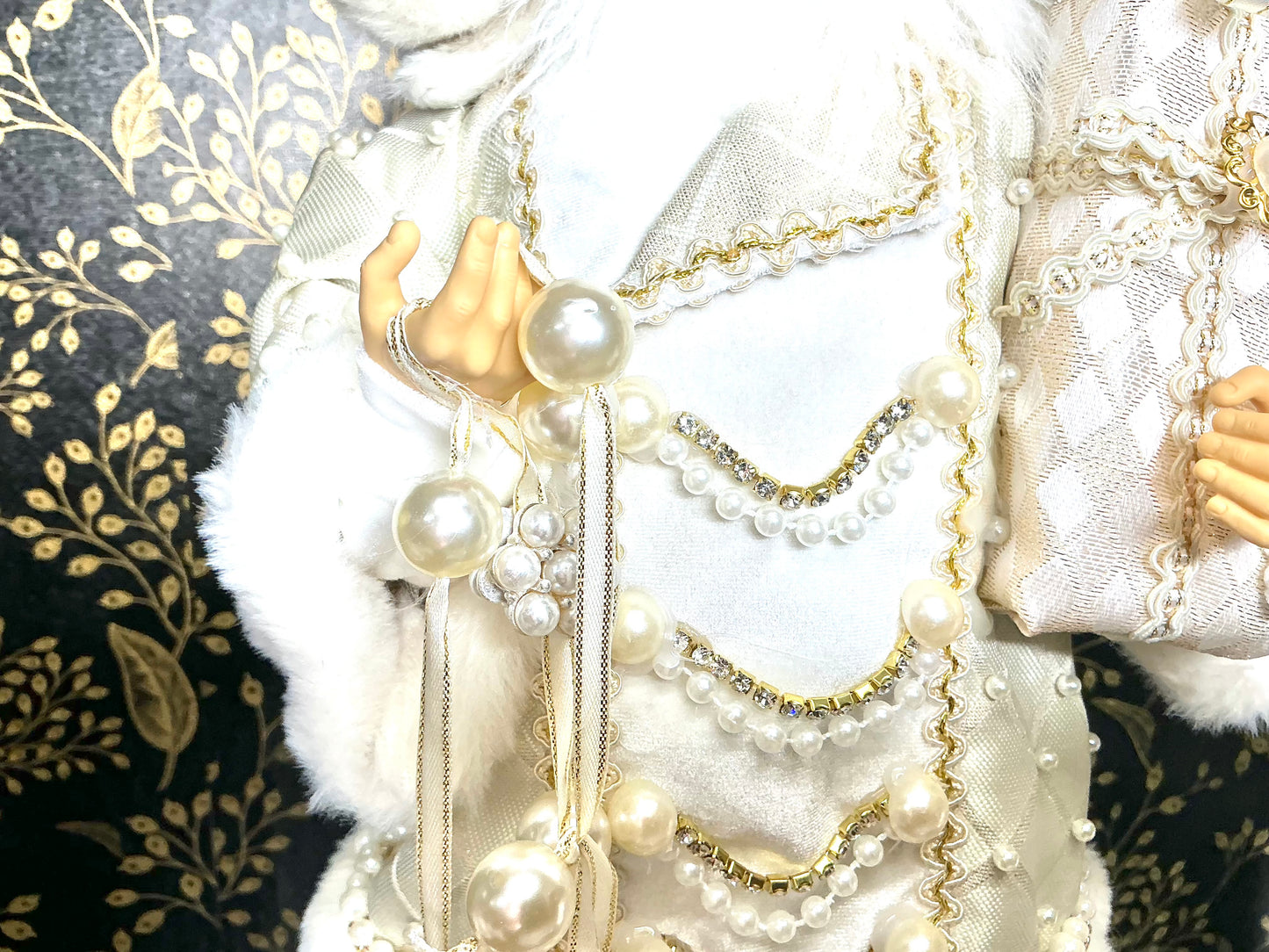 Pear and Jewel Champagne Santa, 4415583
