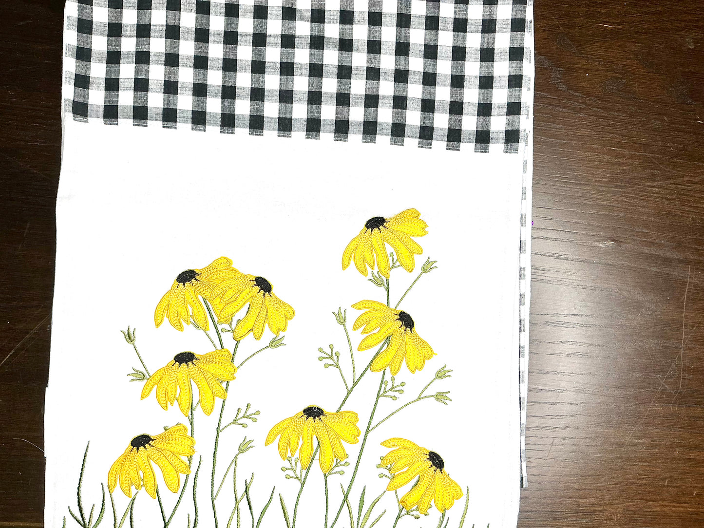 Check table runner with daisies, D Stevens, 18-2910