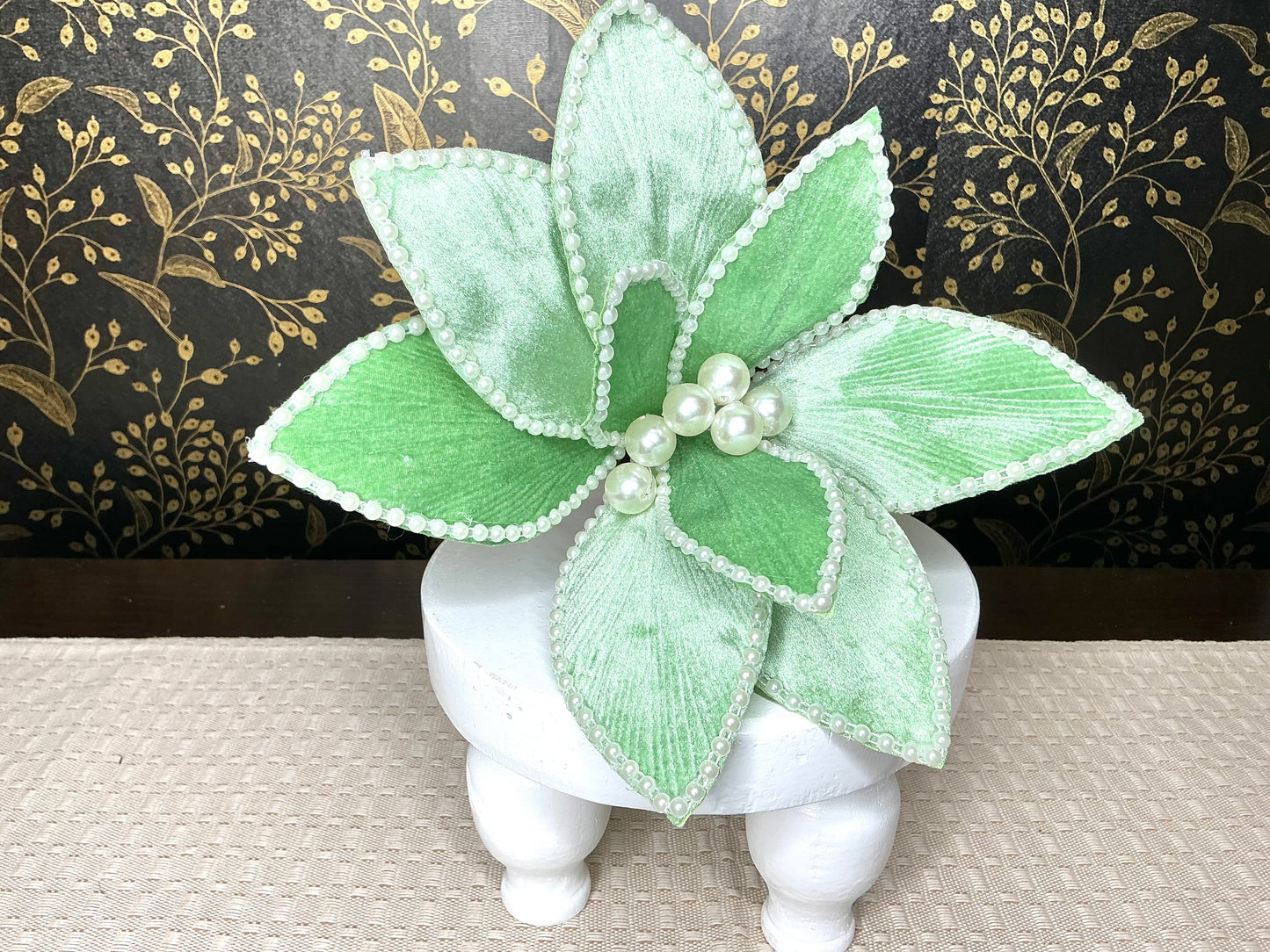 Green poinsettia with pearls, XS420031