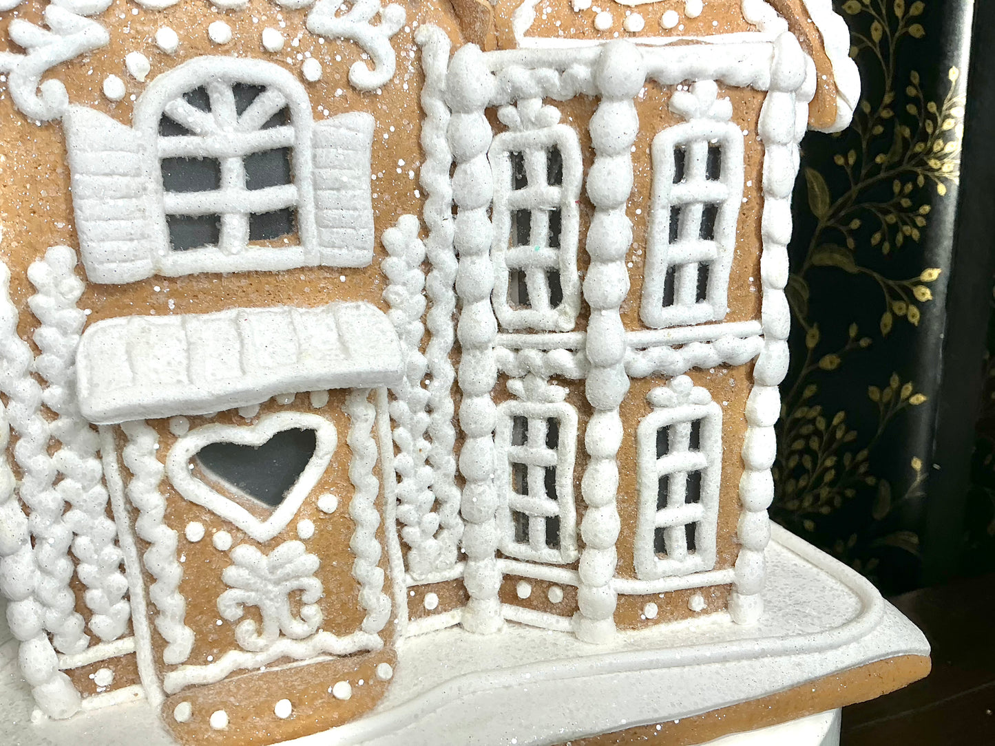 Lighted Gingerbread House, 4416145