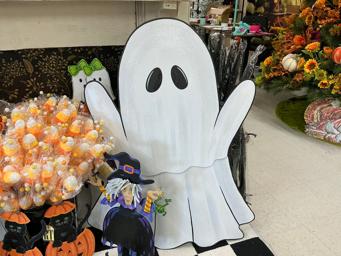 Large Ghost Yard, Round top Collection