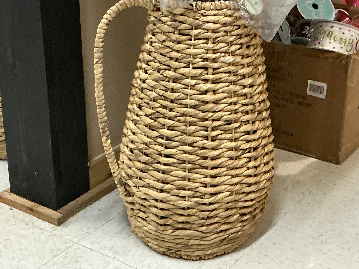 Large woven Pitcher, 4543302