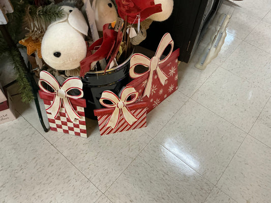 Red & White Gifts, Round Top Collection