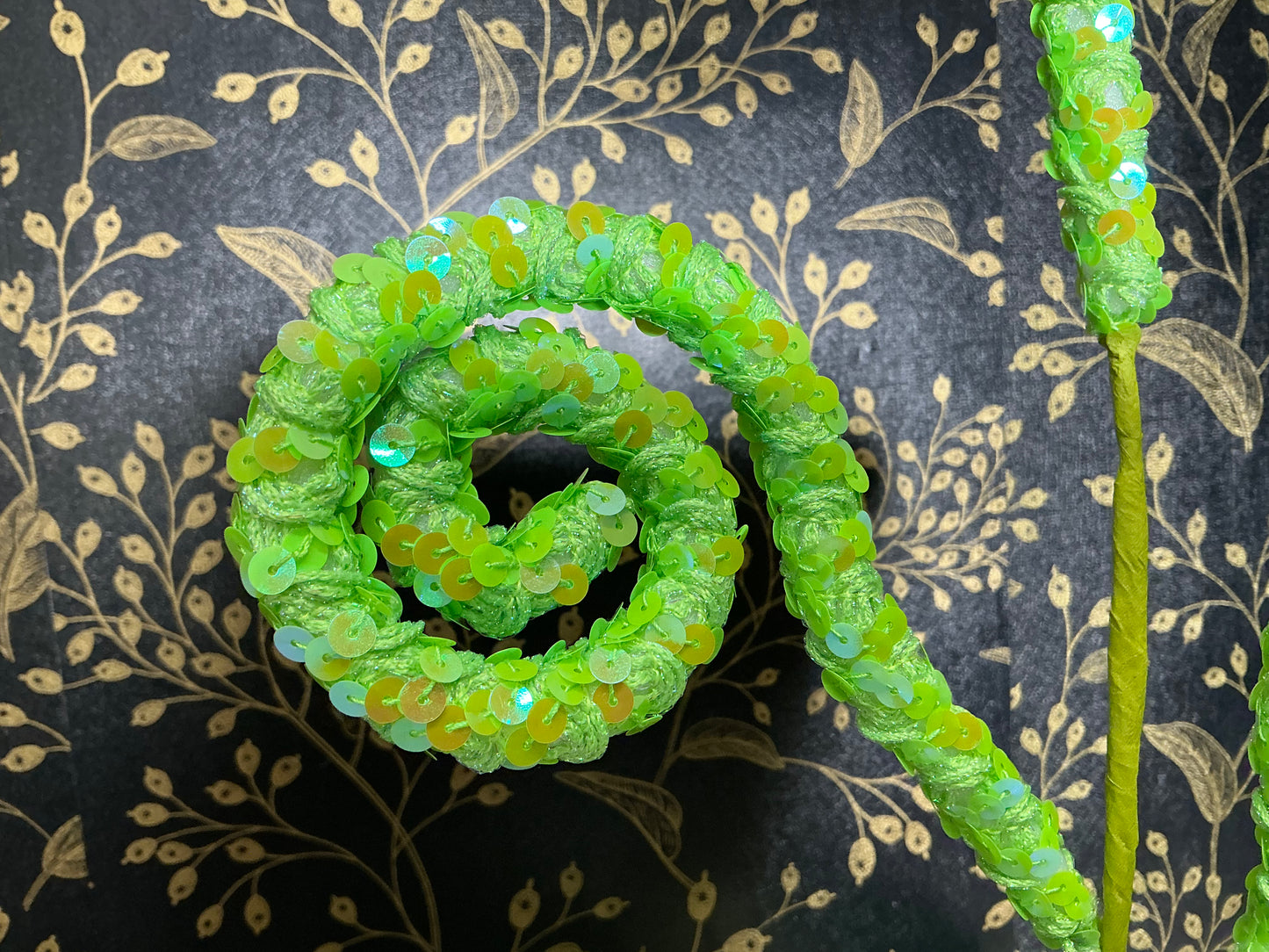 Green Sequin Curl spray, MT26938-GRN