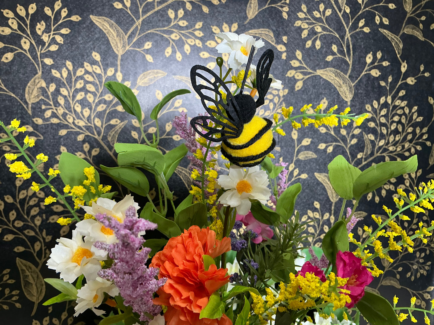 Mixed flower bundle with bees, MTF26712