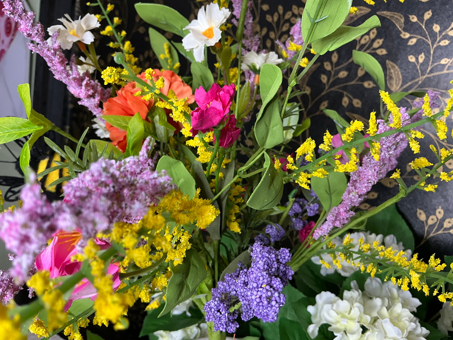 Mixed flower bundle with bees, MTF26712