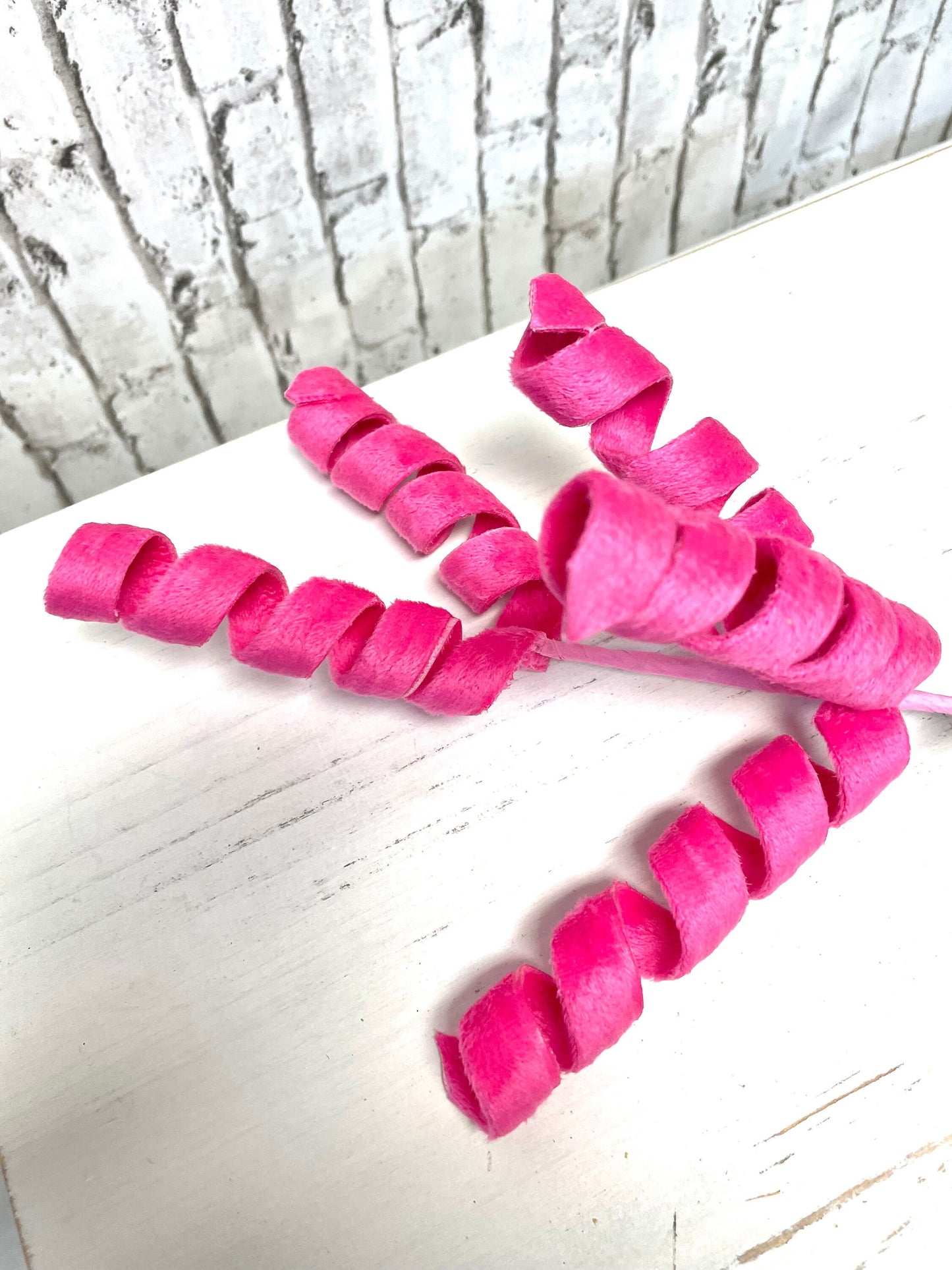 Hot pink velvet curly spray, 63388BT