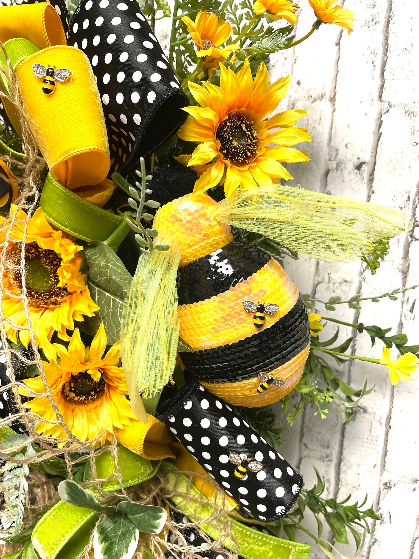 bee swag, spring bee swag, spring swag, summer swag, summer bee swag, bee themed decor, bee decor, free shipping.
