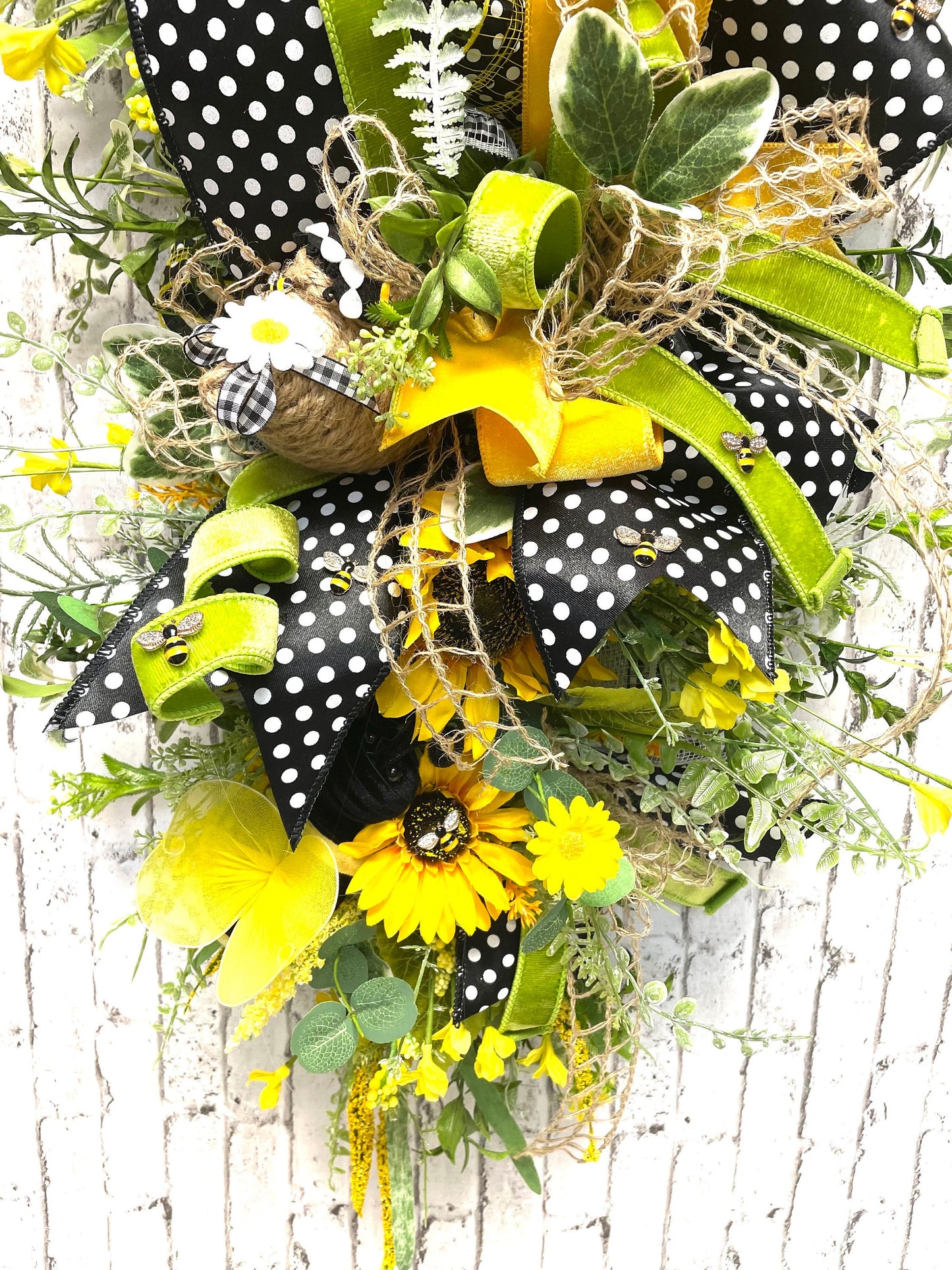 bee swag, spring bee swag, spring swag, summer swag, summer bee swag, bee themed decor, bee decor, free shipping.