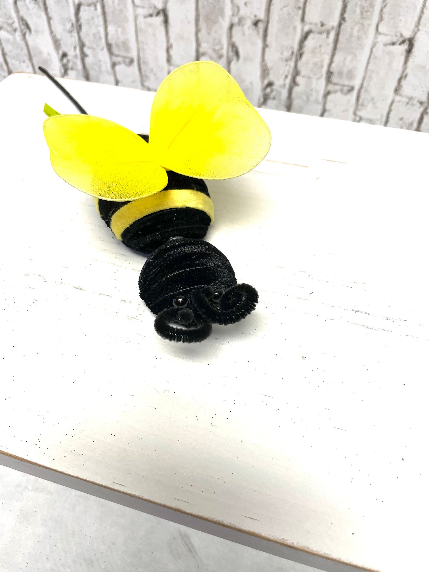 Bee pick, 63114YWBK, mesh wing bee pick, bumble bee pick, summer bee pick, spring bee pick