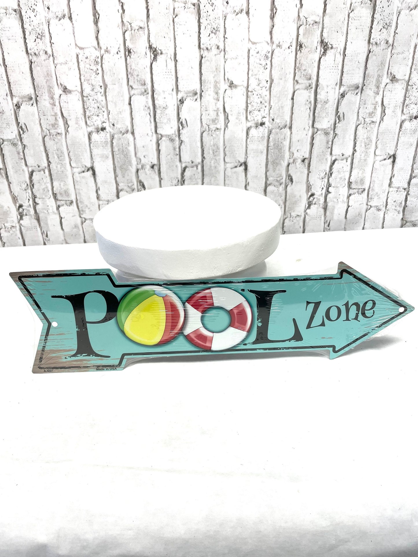 pool arrow sign