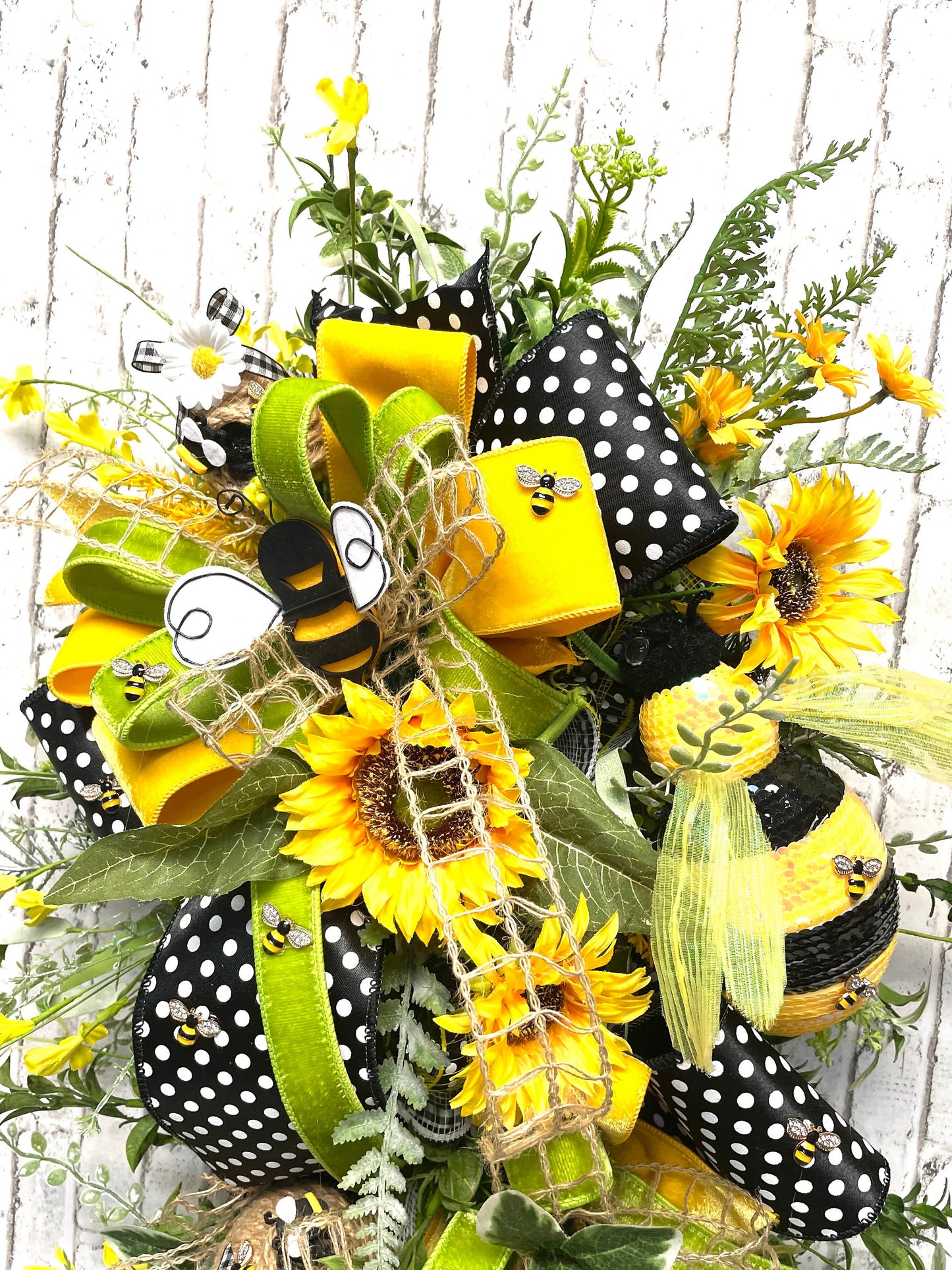 bee swag, spring bee swag, spring swag, summer swag, summer bee swag, bee themed decor, bee decor, free shipping.