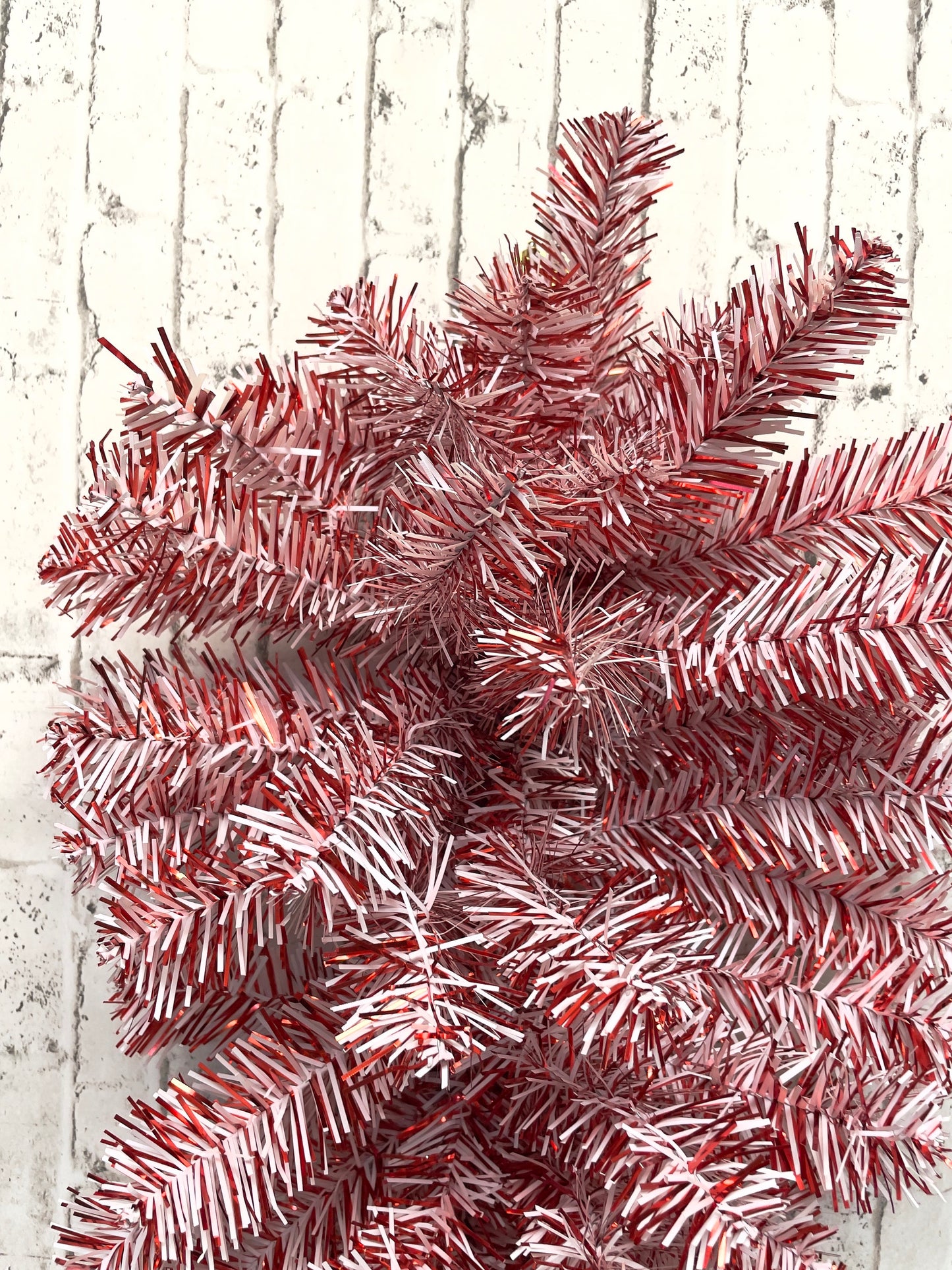 teardrop red white swag base, 85630TE32, Christmas swag base, red and white swag base, teardrop pine base