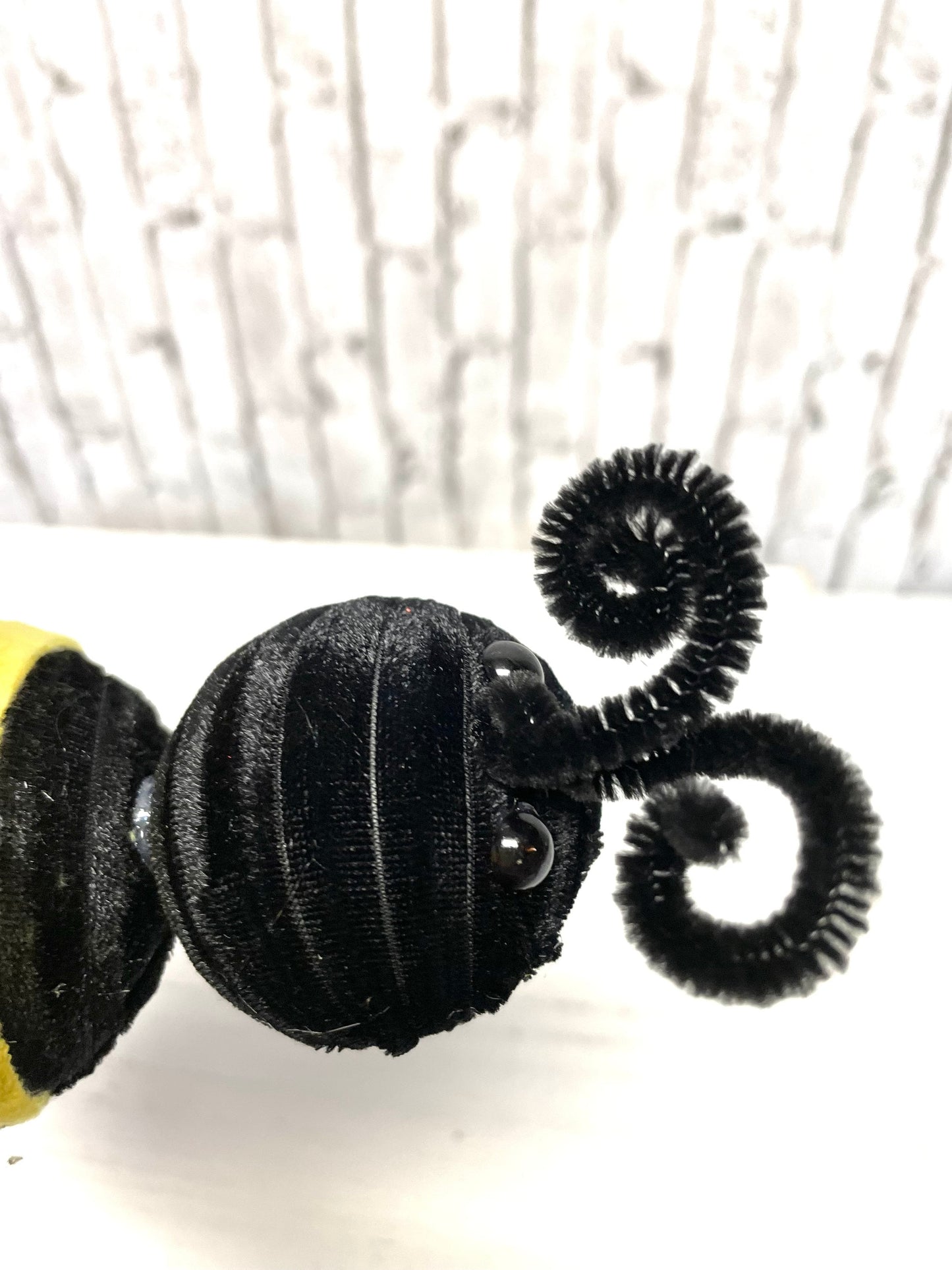 Bee pick, 63114YWBK, mesh wing bee pick, bumble bee pick, summer bee pick, spring bee pick