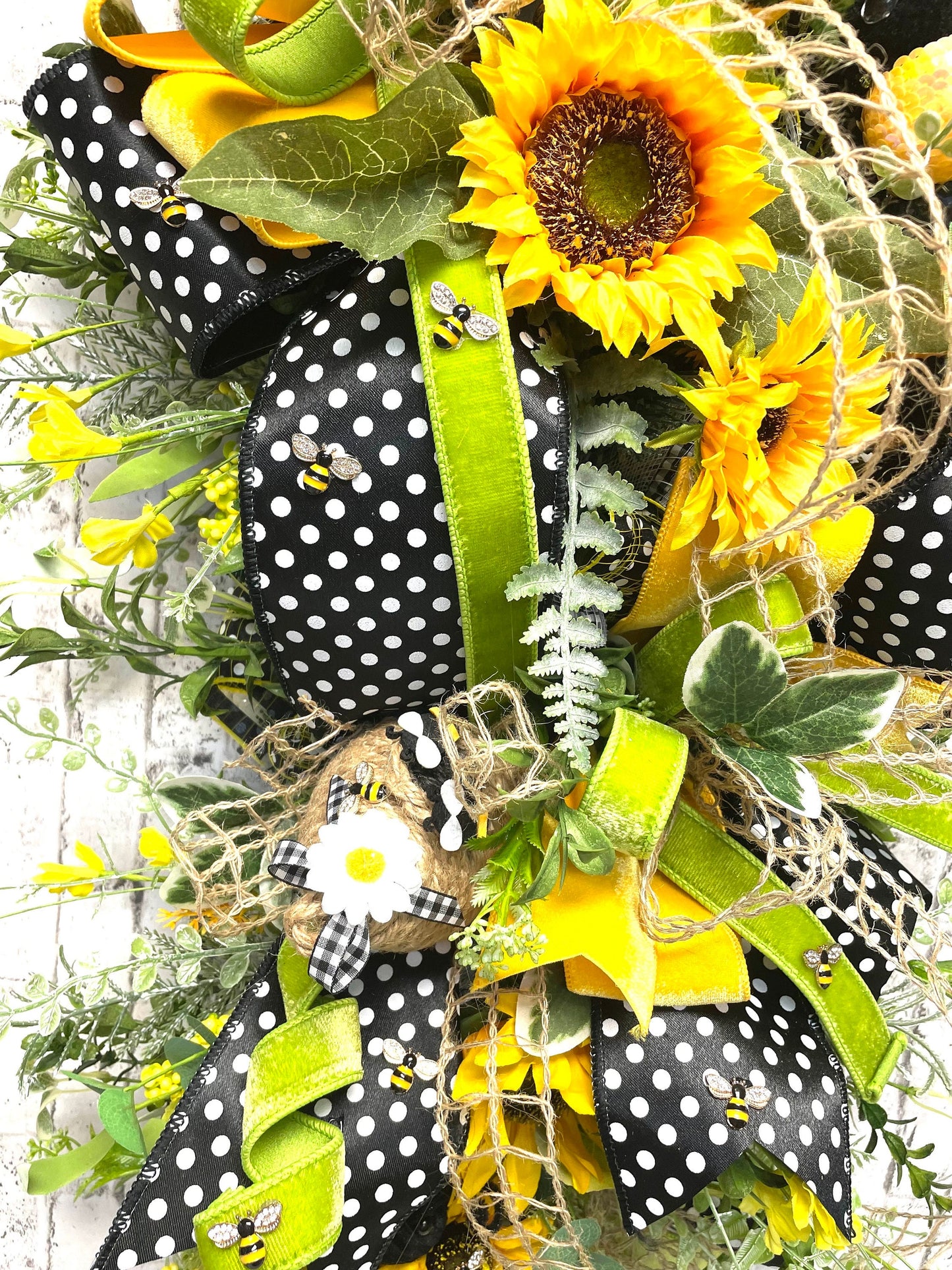 bee swag, spring bee swag, spring swag, summer swag, summer bee swag, bee themed decor, bee decor, free shipping.