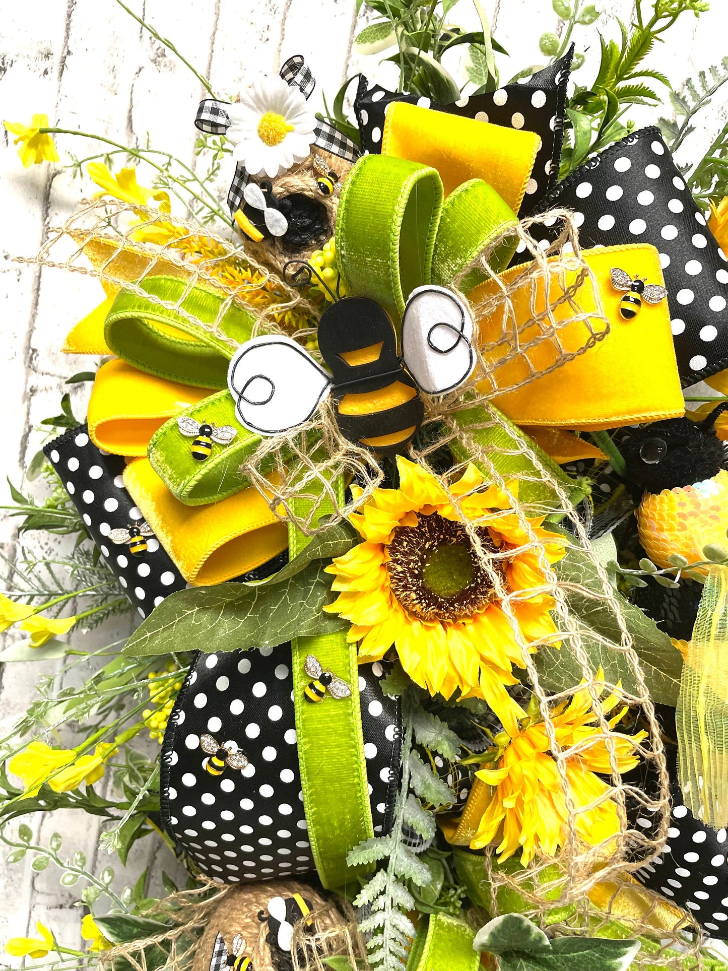 bee swag, spring bee swag, spring swag, summer swag, summer bee swag, bee themed decor, bee decor, free shipping.